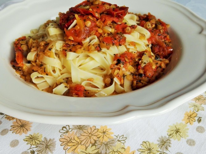 Lentil sauce with pasta